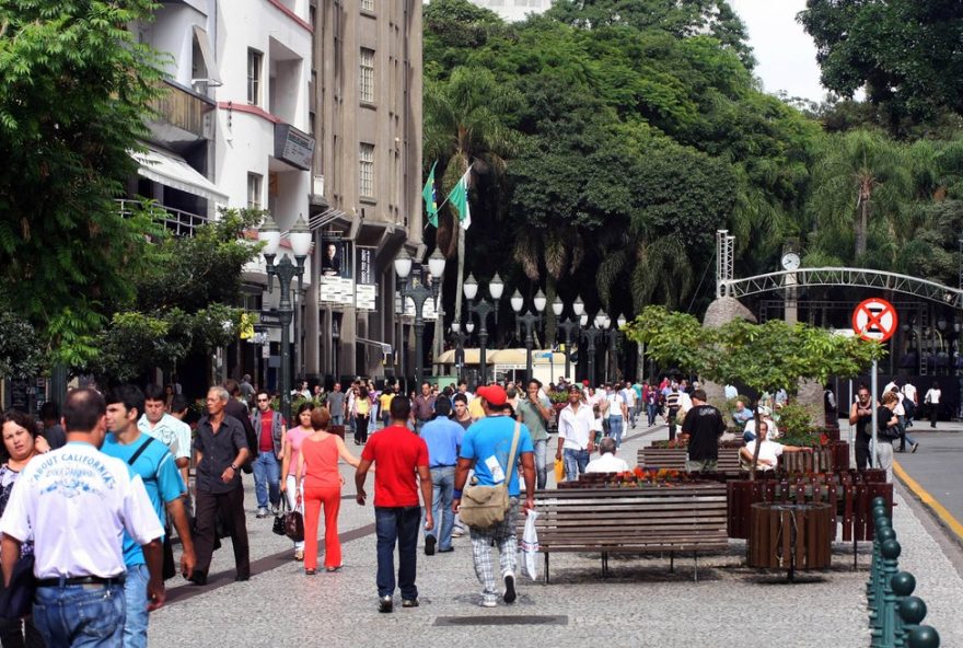 curitibanos-preferem-festas-juninas-a-carnaval2C-indica-pesquisa-sobre-habitos-culturais3A-sertanejo-lidera-entre-estilos-musicais-em-curitiba