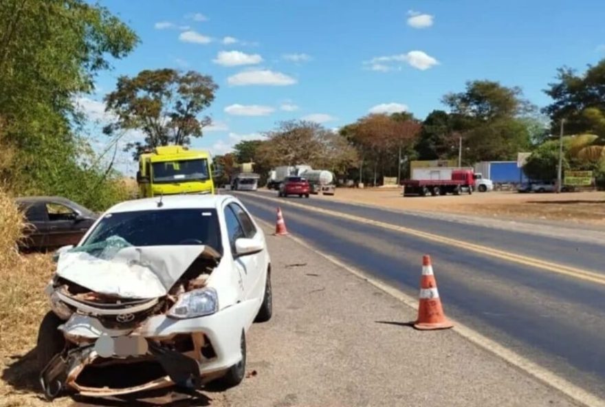 Suspeito saiu do povoado de Plaina sem dar sinalização devida e causou o acidente. Vítima foi resgatada e conduzida ao hospital. (Foto: Reprodução)