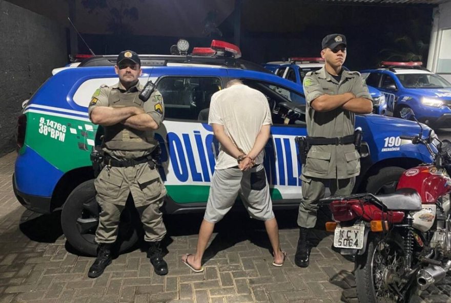 Durante a abordagem, foi encontrada uma porção de maconha com o motociclista, que alegou ser usuário da drogas (Foto: Polícia Militar)