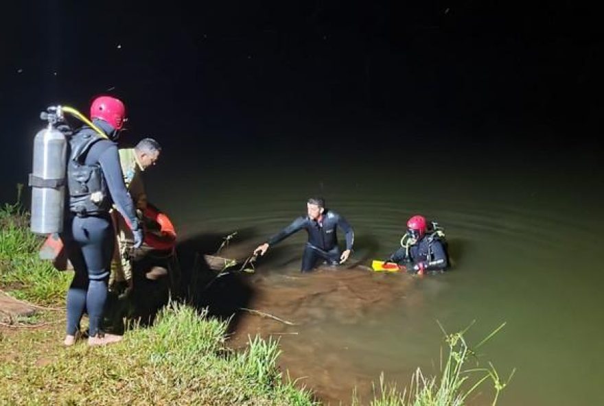 Menina de 12 Anos Caminha 3 km para Pedir Socorro Após Carro Cair em Represa