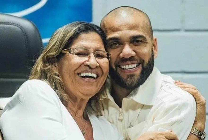 Caso de Daniel Alves ganha novos contornos com a exposição da vítima nas redes sociais pela mãe do ex-jogador (Foto: Reprodução)