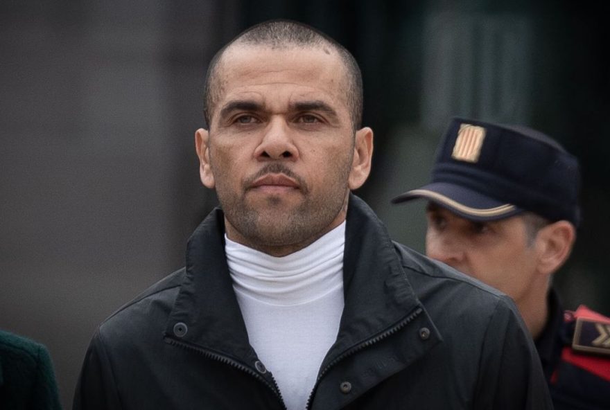 daniel-alves-acerta-compra-de-clube-portugues-e-avalia-voltar-a-jogar-oficialmente daniel-alves-acerta-compra-de-clube-portugues-e-avalia-voltar-a-jogar-oficialmente