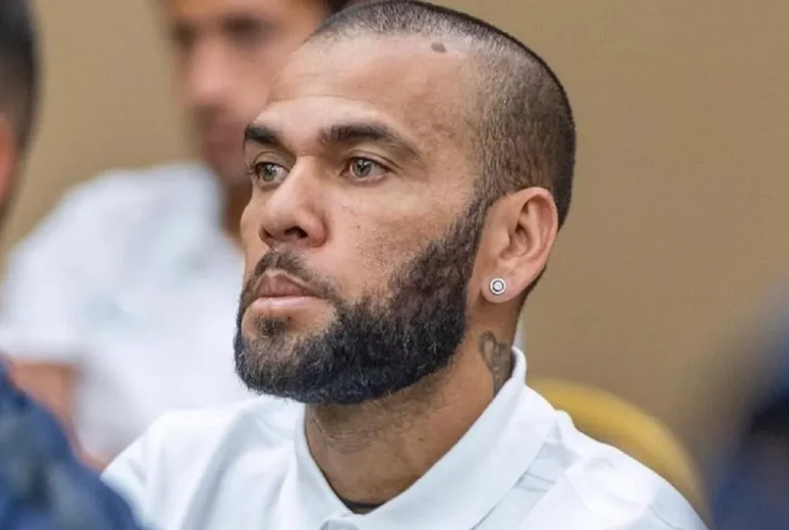 Decisão judicial mantém Daniel Alves em liberdade condicional após recurso negado