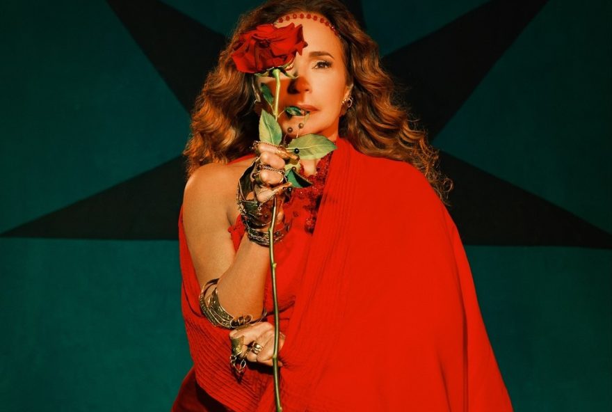 daniela-mercury-se-reinventa-na-roda-gregaria-e-politizada-de-cirandaia