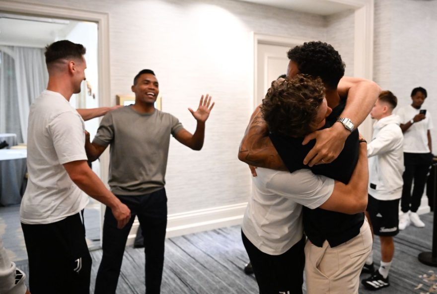 danilo-e-alex-sandro2C-ex-juventus2C-emocionam-torcida-do-flamengo