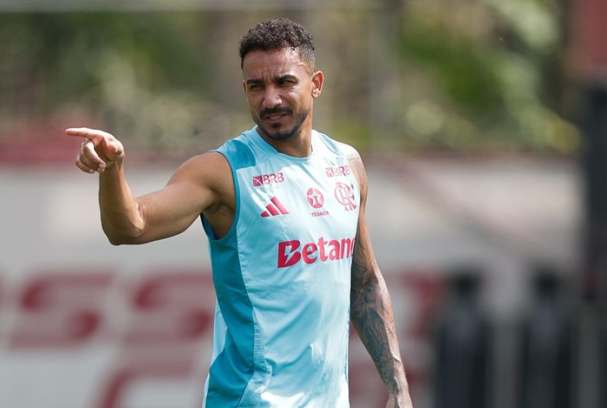 danilo-intensifica-preparacao-fisica-e-inspira-base-do-flamengo-durante-data-fifa
