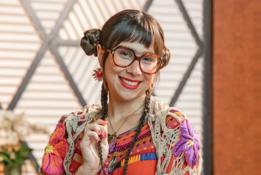 daphne-bozaski-encara-novo-desafio-ao-interpretar-vila-em-tres-gracas
