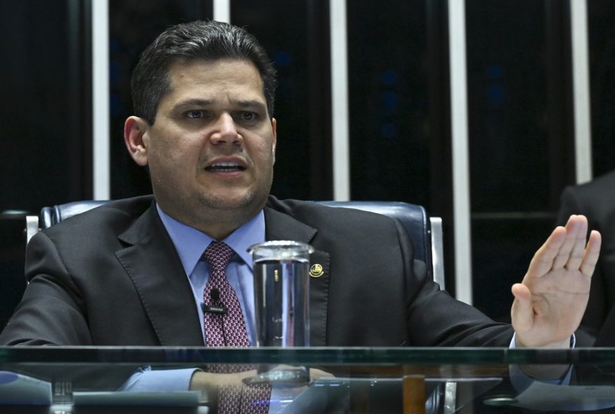 davi-alcolumbre-busca-aprovacao-de-projeto-de-anistia-sem-incluir-bolsonaro3A-desafios-e-impasses-no-senado