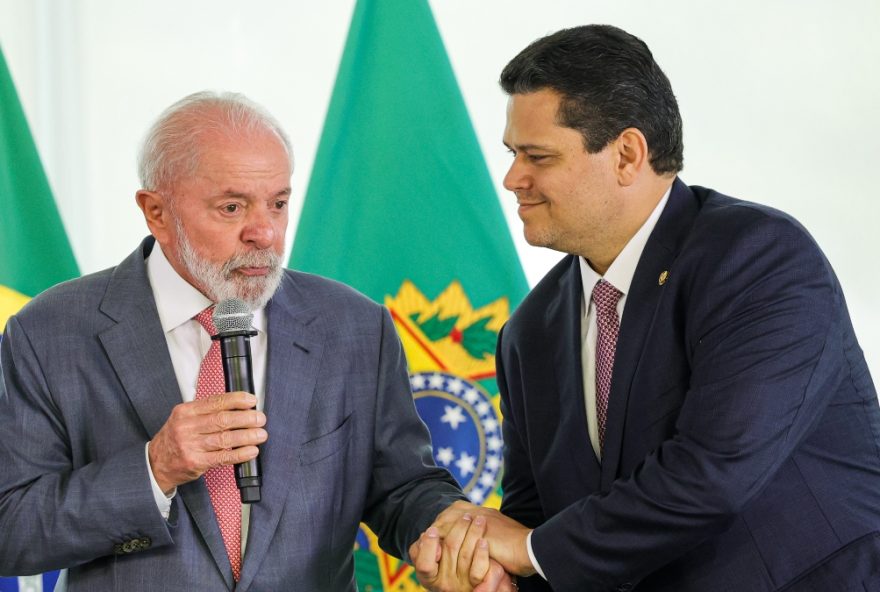 davi-alcolumbre-faz-gesto-de-aproximacao-a-lula-em-meio-a-crise-politica