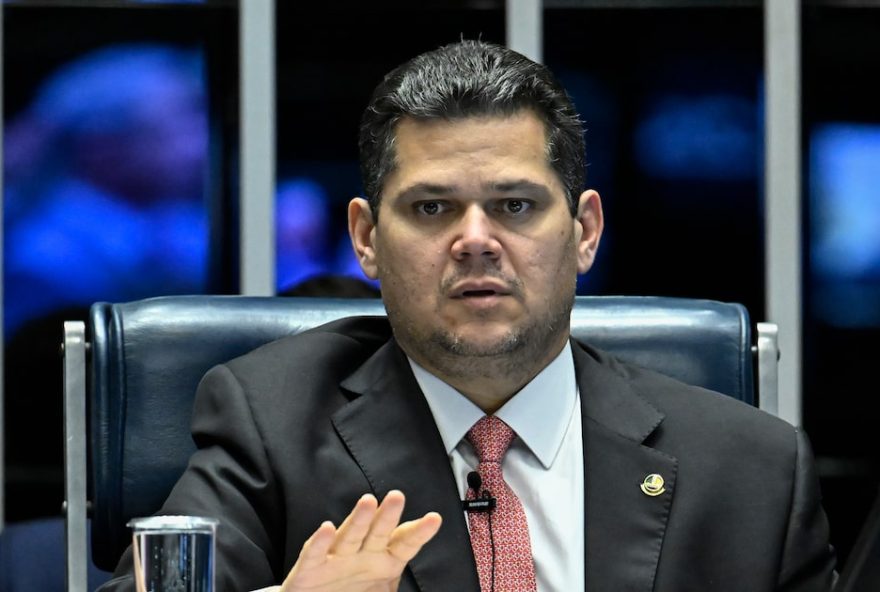 davi-alcolumbre-promete-mostrar-a-lula-o-que-e-nao-ter-seu-apoio-como-presidente-do-senado