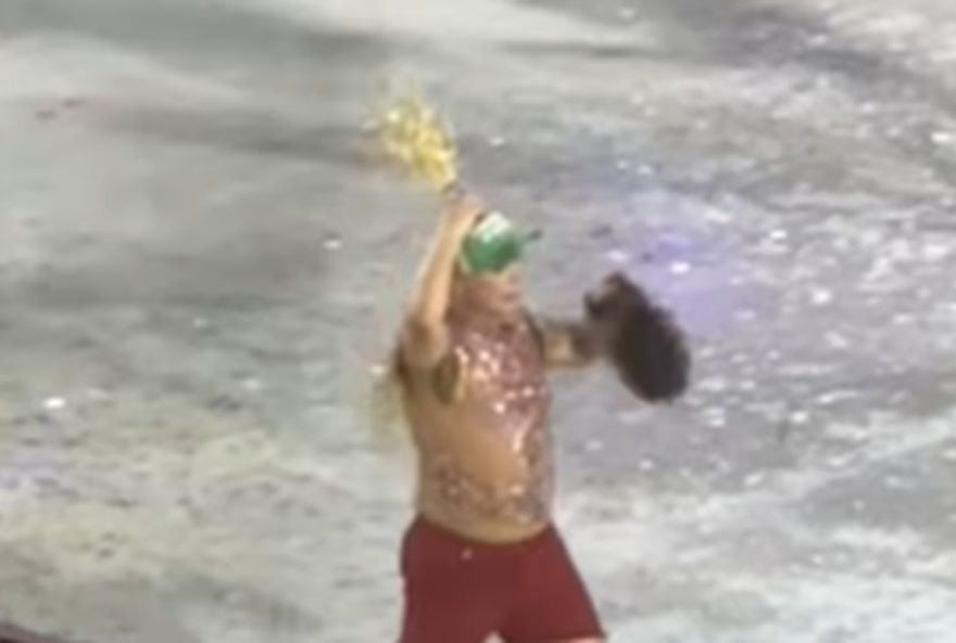 david-brazil-diverte-fas-ao-perder-peruca-na-sapucai3A-autenticidade-e-humor-em-destaque david-brazil-diverte-fas-ao-perder-peruca-na-sapucai3A-autenticidade-e-humor-em-destaque