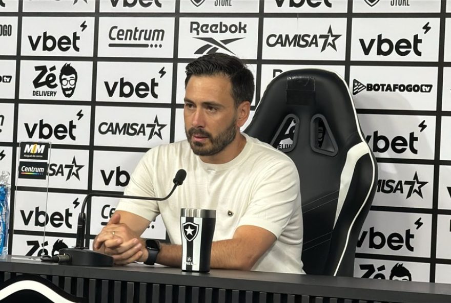 davide-elogia-atuacao-do-botafogo-em-empate-contra-o-vitoria-e-foca-em-evolucao-para-proximos-desafios-no-brasileirao-2025