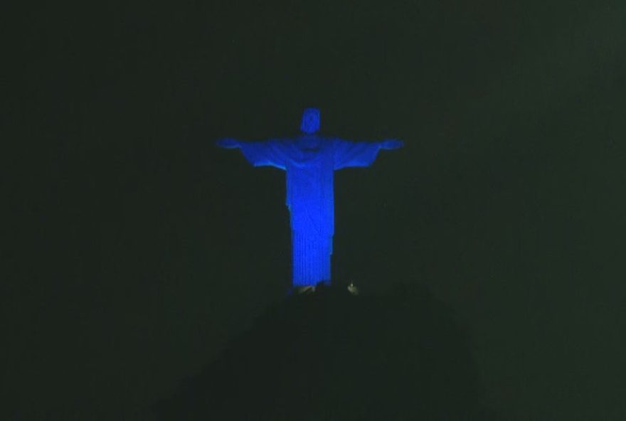 de-completa-100-anos-e-cristo-redentor-e-iluminado-de-azul-no-rio-de-janeiro