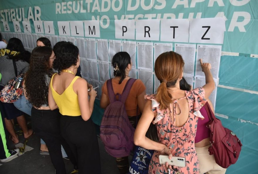 de-divulga-resultados-do-vestibular-2024-e-sis-com-inclusao-social3B-confira-lista-de-aprovados