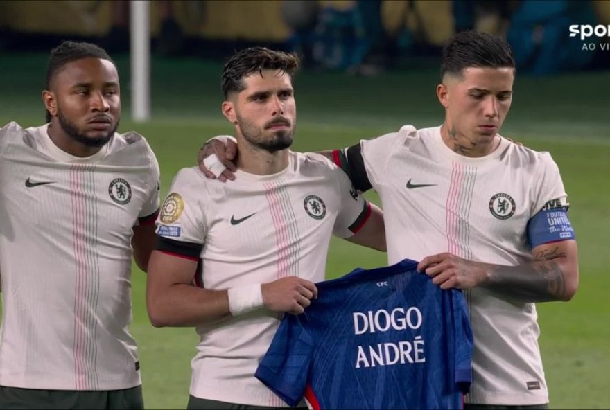 de-doa-parte-da-premiacao-da-copa-do-mundo-aos-familiares-de-diogo-jota-e-andre-silva3A-gesto-emocionante