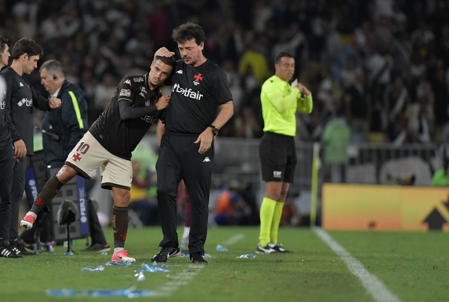 de-em-otima-fase3A-em-busca-da-libertadores-apos-sequencia-de-vitorias-no-brasileirao2C-fernando-diniz-traca-objetivo-para-o-time RJ - RIO DE JANEIRO - 20/10/2025 - BRASILEIRO A 2025, VASCO X FLUMINENSE - Fernando Diniz tecnico e Coutinho jogador do Vasco durante partida contra o Fluminense no estadio Maracana pelo campeonato Brasileiro A 2025. Foto: Thiago Ribeiro/AGIF