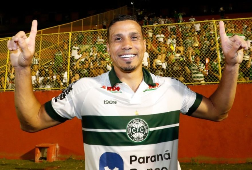 de-helcio-a-wanderley3A-herois-improvaveis-do-coritiba-em-busca-do-titulo-e-acesso-na-serie-b de-helcio-a-wanderley3A-herois-improvaveis-do-coritiba-em-busca-do-titulo-e-acesso-na-serie-b