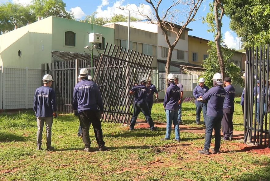 de-legal-remove-grades-ilegais-instaladas-por-moradores-na-asa-sul3B-operacao-custou-r2420-mil