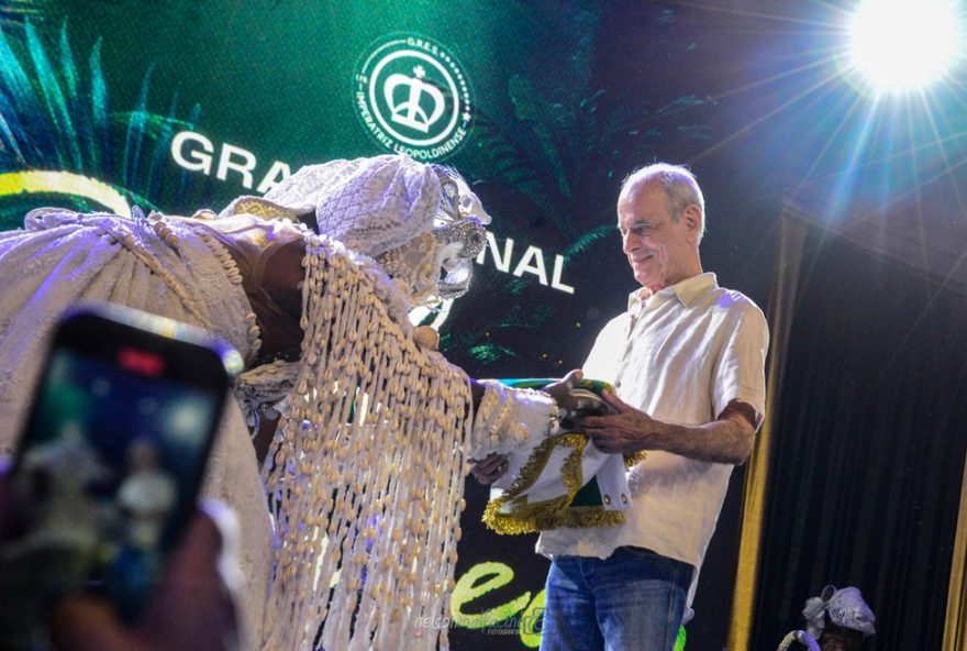 de-leopoldinense-inova-no-carnaval-2026-com-enredo-camaleonico-em-homenagem-a-ney-matogrosso
