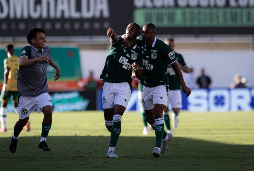 GO - GOIANIA - 19/07/2025 - BRASILEIRO B 2025, GOIAS X CUIABA - Jaja jogador do Goias comemora seu gol com jogadores do seu time durante partida contra o Cuiaba no estadio Serrinha pelo campeonato Brasileiro B 2025. Foto: Mateus Dutra/AGIF