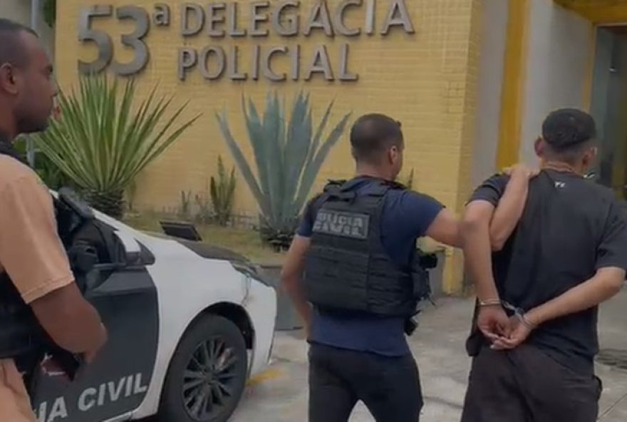 de-prende-gerente-do-trafico-orelha-em-mesquita-com-drogas-e-dinheiro de-prende-gerente-do-trafico-orelha-em-mesquita-com-drogas-e-dinheiro