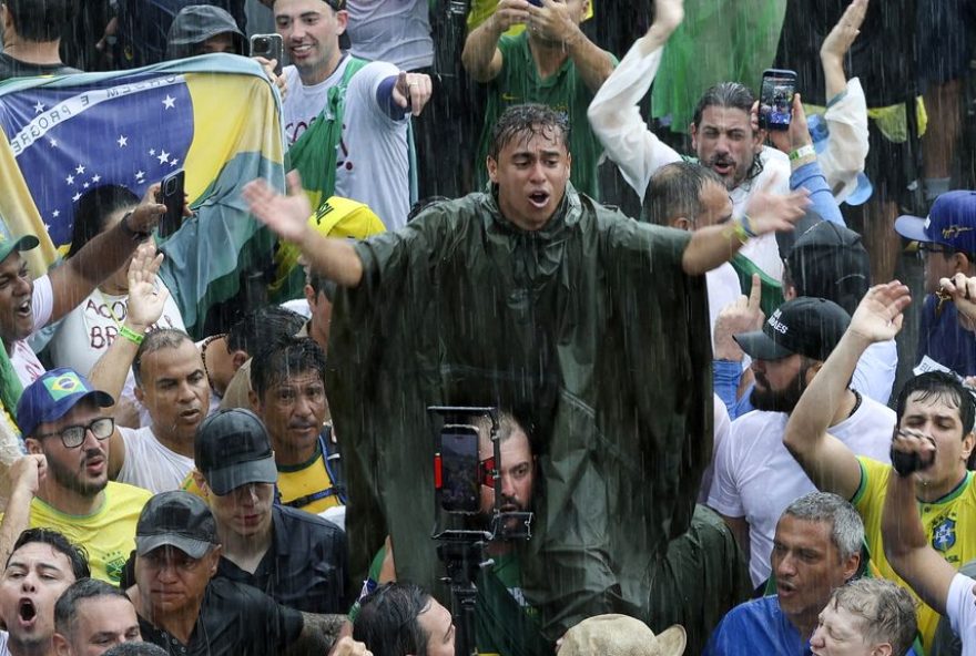 de-tientallen-gewonden-door-blikseminslag-bij-bolsonaro-manifestatie de-tientallen-gewonden-door-blikseminslag-bij-bolsonaro-manifestatie