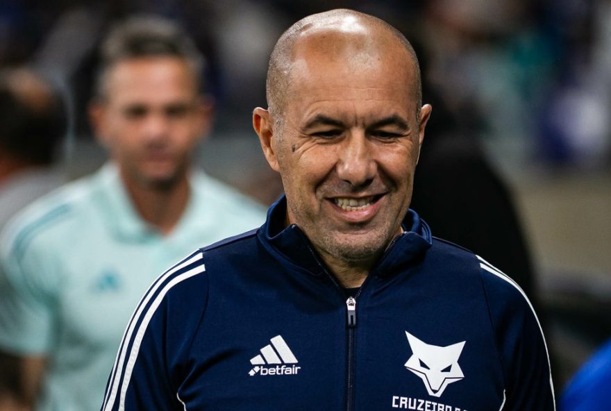 MG - BELO HORIZONTE - 13/07/2025 - BRASILEIRO A 2025, CRUZEIRO X GREMIO - Leonardo Jardim tecnico do Cruzeiro durante partida contra o Gremio no estadio Mineirao pelo campeonato Brasileiro A 2025. Foto: Fernando Moreno/AGIF