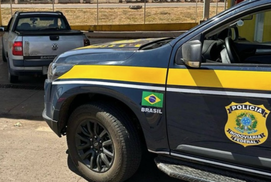 Carro apreendido pela PRF na BR-040, com 20 mil em débitos (Foto: Divulgação)