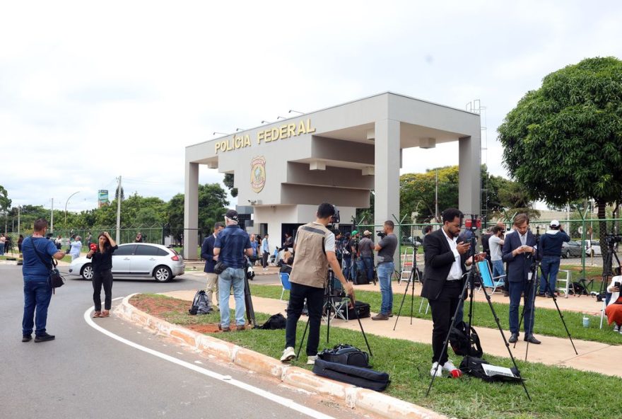 decisao-de-juiza-homologa-prisao-de-bolsonaro3B-stf-analisara-preventiva-nesta-segunda-24