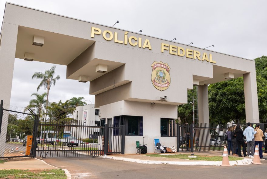 decisao-de-moraes-para-prender-bolsonaro-gera-criticas-por-criminalizar-oracao-e-desconfianca-na-policia