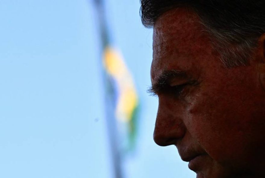 decisao-de-moraes-permite-presenca-policial-dentro-da-casa-de-bolsonaro