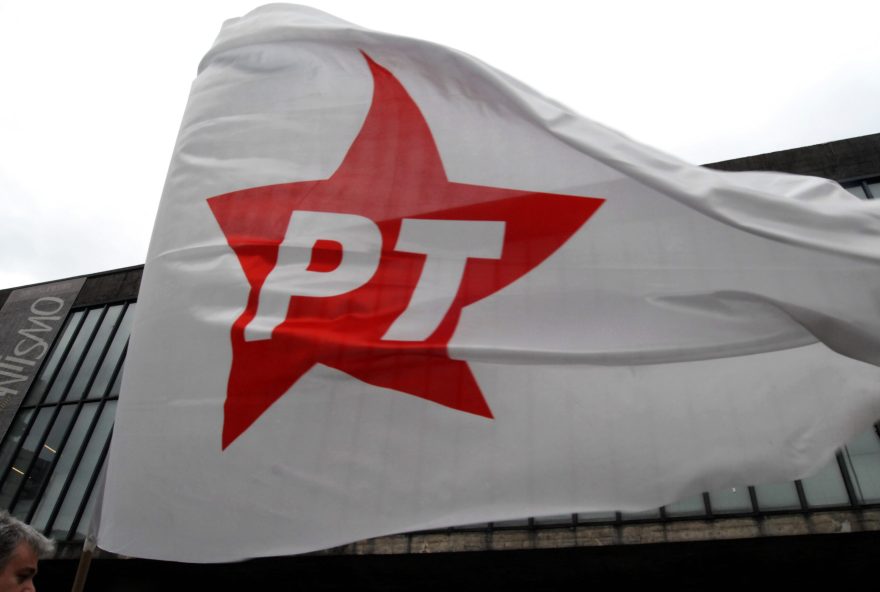 Brasil, São Paulo, SP. 23/10/2010. Detalhe de bandeira do PT durante ato realizado por grupo de militantes do PT e do MST em apoio à candidata Dilma Rousseff para a Presidência da República, na Avenida Paulista, em São Paulo. - Crédito:ANDERSON BARBOSA/AE/AE/Codigo imagem:69644