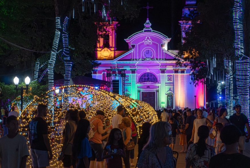 decoracao-de-natal-em-tremembe3A-tunel-iluminado-encanta-moradores-e-turistas-na-praca-da-basilica