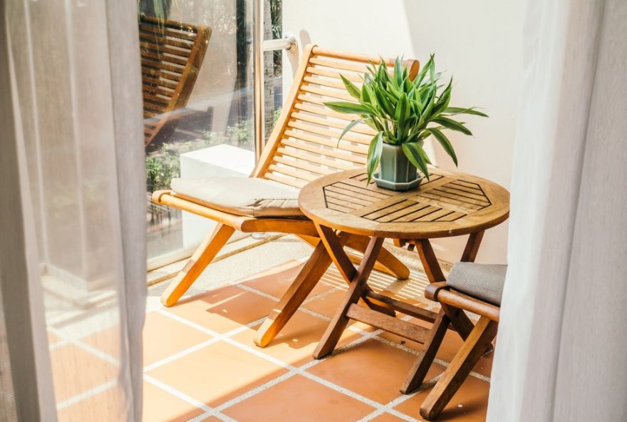 decoracao-de-varanda-funcional3A-moveis-baratos-e-jardim-vertical.-dicas-para-criar-um-espaco-de-descanso-gastando-pouco