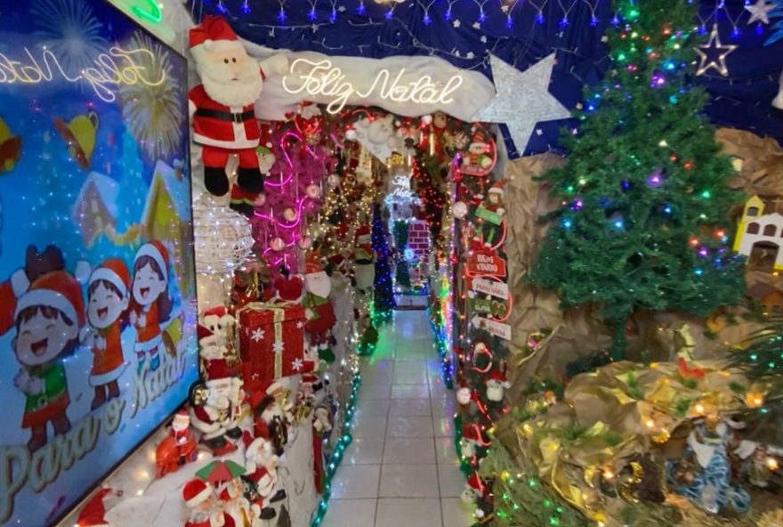decoracoes-natalinas-em-feira-de-santana-e-sao-goncalo-dos-campos3A-casas-encantam-com-arvore-de-cabeca-para-baixo-e-maquina-de-neve decoracoes-natalinas-em-feira-de-santana-e-sao-goncalo-dos-campos3A-casas-encantam-com-arvore-de-cabeca-para-baixo-e-maquina-de-neve