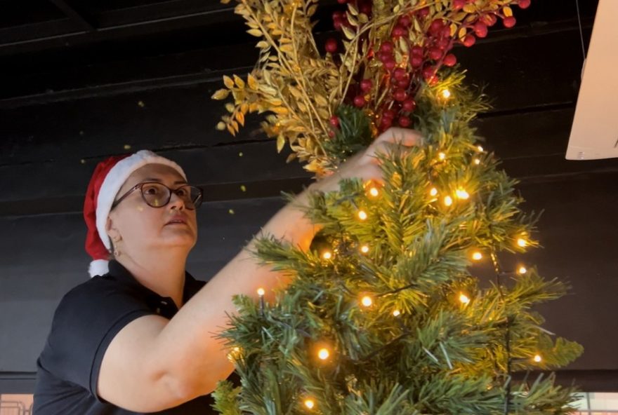 decoradores-lucram-ate-r24-60-mil-montando-arvores-de-natal-personalizadas.-conheca-os-bastidores