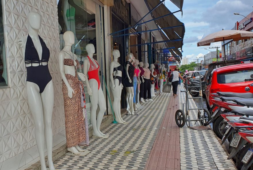 Após a entrega do novo trecho na Rua 44, cerca de 60 agentes orientam condutores que trafegam pela Avenida Leste-Oeste