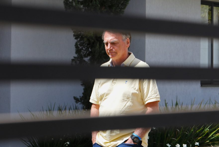 defense-de-bolsonaro-demande-quil-purge-chez-lui-ses-27-ans-de-prison-au-bresil