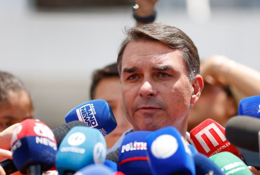 defesa-aguarda-novo-laudo-para-pedir-prisao-domiciliar-de-bolsonaro2C-diz-flavio defesa-aguarda-novo-laudo-para-pedir-prisao-domiciliar-de-bolsonaro2C-diz-flavio