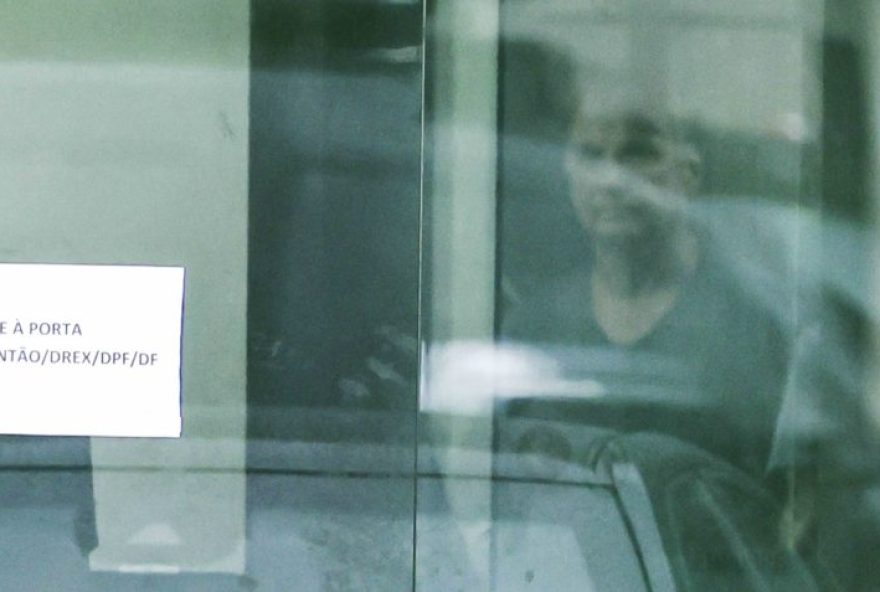 JairBolsonaro-Prisao-PF-23nov2025 Ex-presidente Jair Bolsonaro preso na Superintendência da Polícia Federal, visto pelo vidro da portaria no final da visita da Michelle Bolsonaro.| Sérgio Lima/Poder360 -23.nov.2025