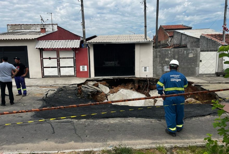 defesa-civil-de-taubate-interdita-3a-casa-devido-a-nova-cratera-no-jardim-mourisco3A-obras-devem-durar-2-meses