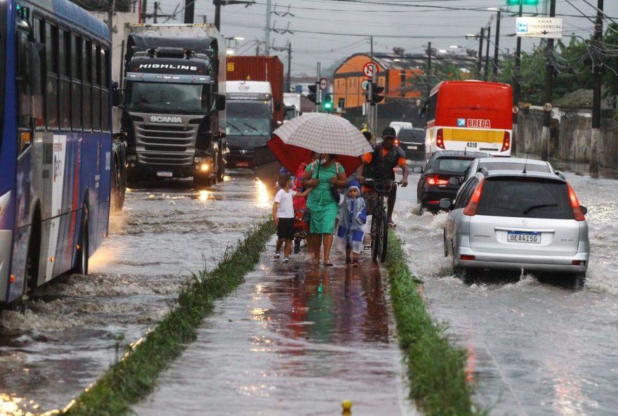 defesa-civil-emite-alerta-de-tempestade-e-granizo-no-litoral-de-sp3A-baixada-santista-e-registro-em-atencao