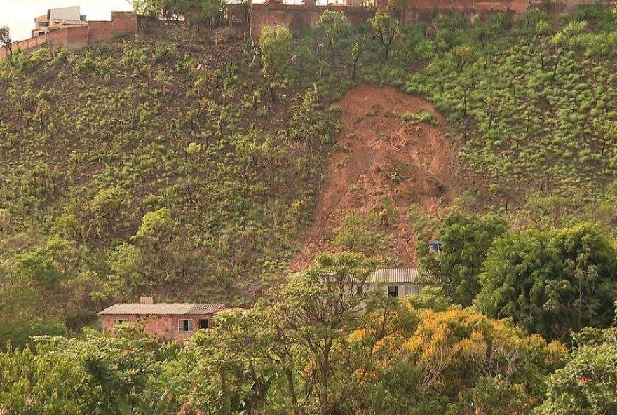 defesa-civil-interdita-casas-em-arniqueira-apos-deslizamento-de-terra defesa-civil-interdita-casas-em-arniqueira-apos-deslizamento-de-terra