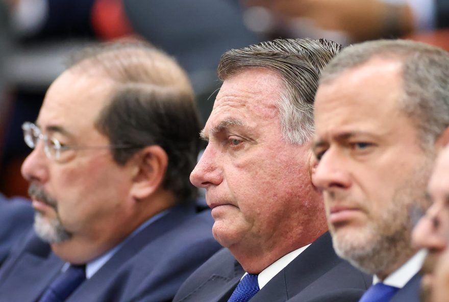 defesa-de-bolsonaro-critica-pena-e-cogita-acao-internacional