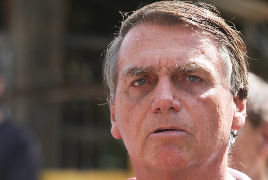 Jair Bolsonaro e o filho Flávio Bolsonaro na cidade de Eldorado em SP São Paulo (SP) - 22/01/2022 - Jair Bolsonaro e o filho Flávio Bolsonaro na cidade de Eldorado em SP - O presidente Jair Bolsonaro (PL), acompanhado pelo filho Flávio Bolsonaro, na cidade de Eldorado, interior de São Paulo, nesta manhã de sábado, 22. A mãe do presidente, Olinda Bonturi Bolsonaro, de 94 anos, faleceu na madrugada de sexta-feira (21). O Presidente cancelou viagem à Guiana e voltou ao Brasil para o enterro. Foto: Fábio Vieira/Metrópoles