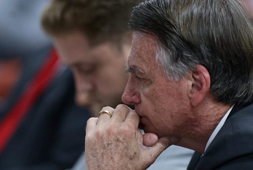 defesa-de-bolsonaro-se-pronuncia-sobre-indiciamento-do-ex-presidente-e-filho