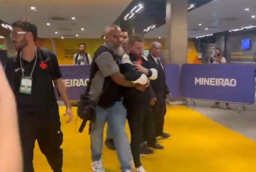 delegacao-do-vasco-e-contida-com-gas-de-pimenta-apos-empate-com-o-cruzeiro delegacao-do-vasco-e-contida-com-gas-de-pimenta-apos-empate-com-o-cruzeiro