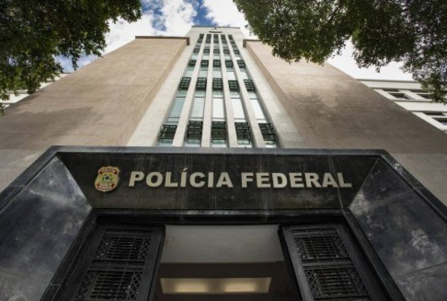 delegado-da-pf-e-ex-secretario-estadual-sao-presos-no-rio-por-suspeita-de-favorecimento-para-traficante-internacional delegado-da-pf-e-ex-secretario-estadual-sao-presos-no-rio-por-suspeita-de-favorecimento-para-traficante-internacional