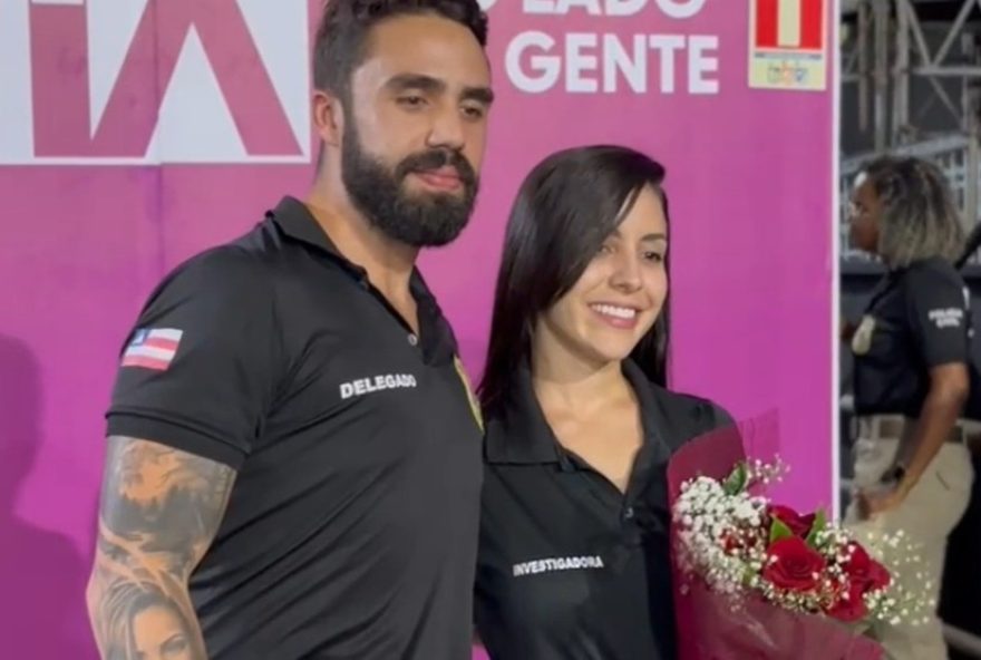 delegado-emociona-ao-pedir-investigadora-em-casamento-no-reveillon-em-salvador delegado-emociona-ao-pedir-investigadora-em-casamento-no-reveillon-em-salvador