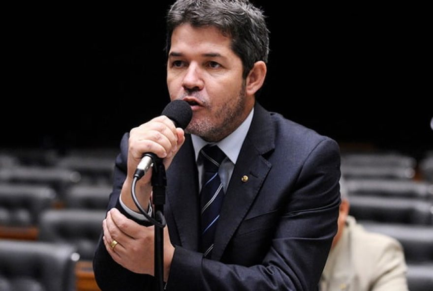 Imagem mostra delegado Waldir, candidato ao Senado por Goiás, pelo União Brasil